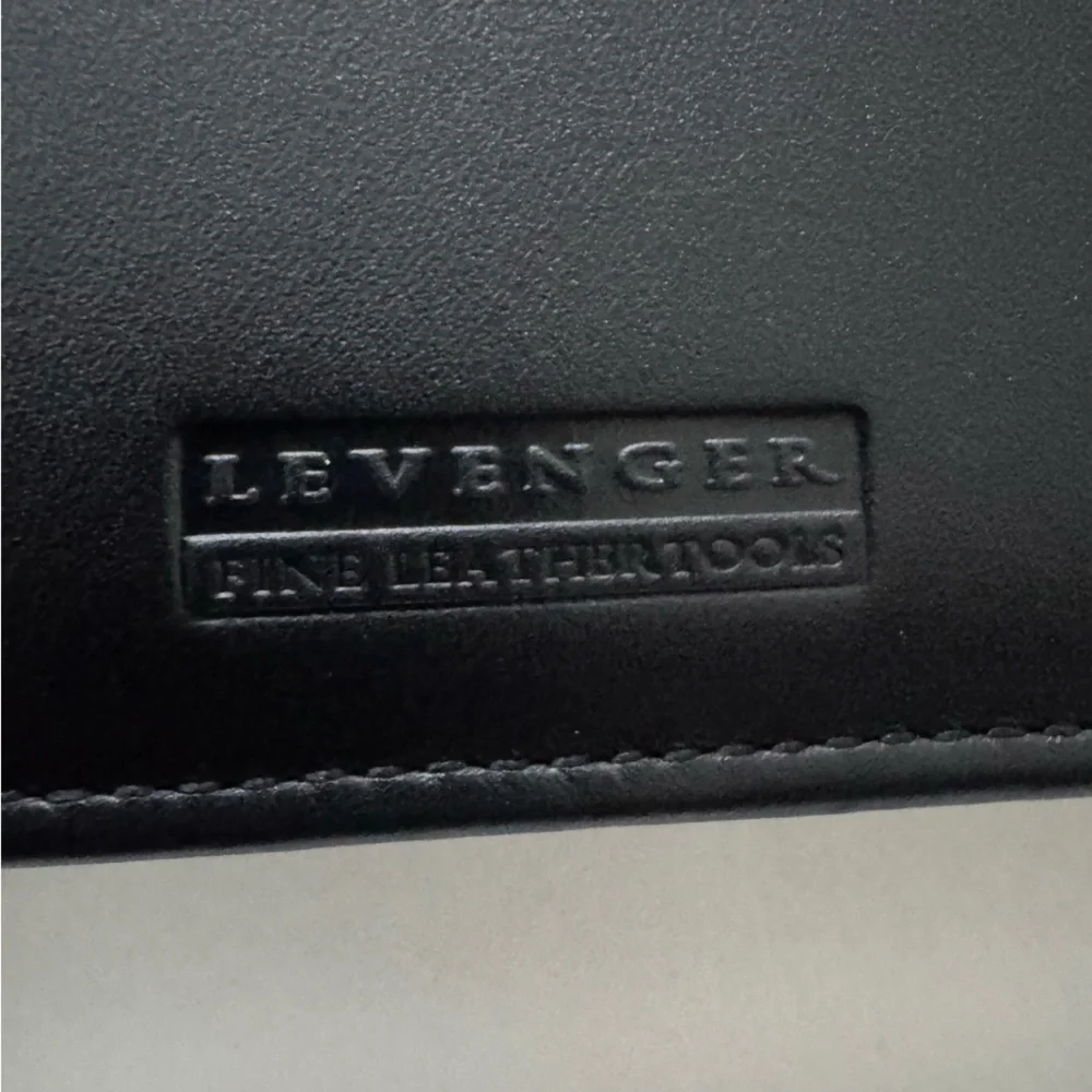 Levenger Black Leather Portfolio Briefcase Retractable Handle Zipper Closure